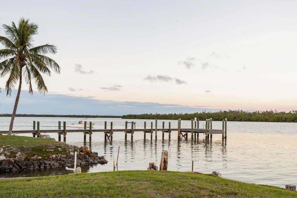 Panoramic Waterfront View Apartment in Goodland