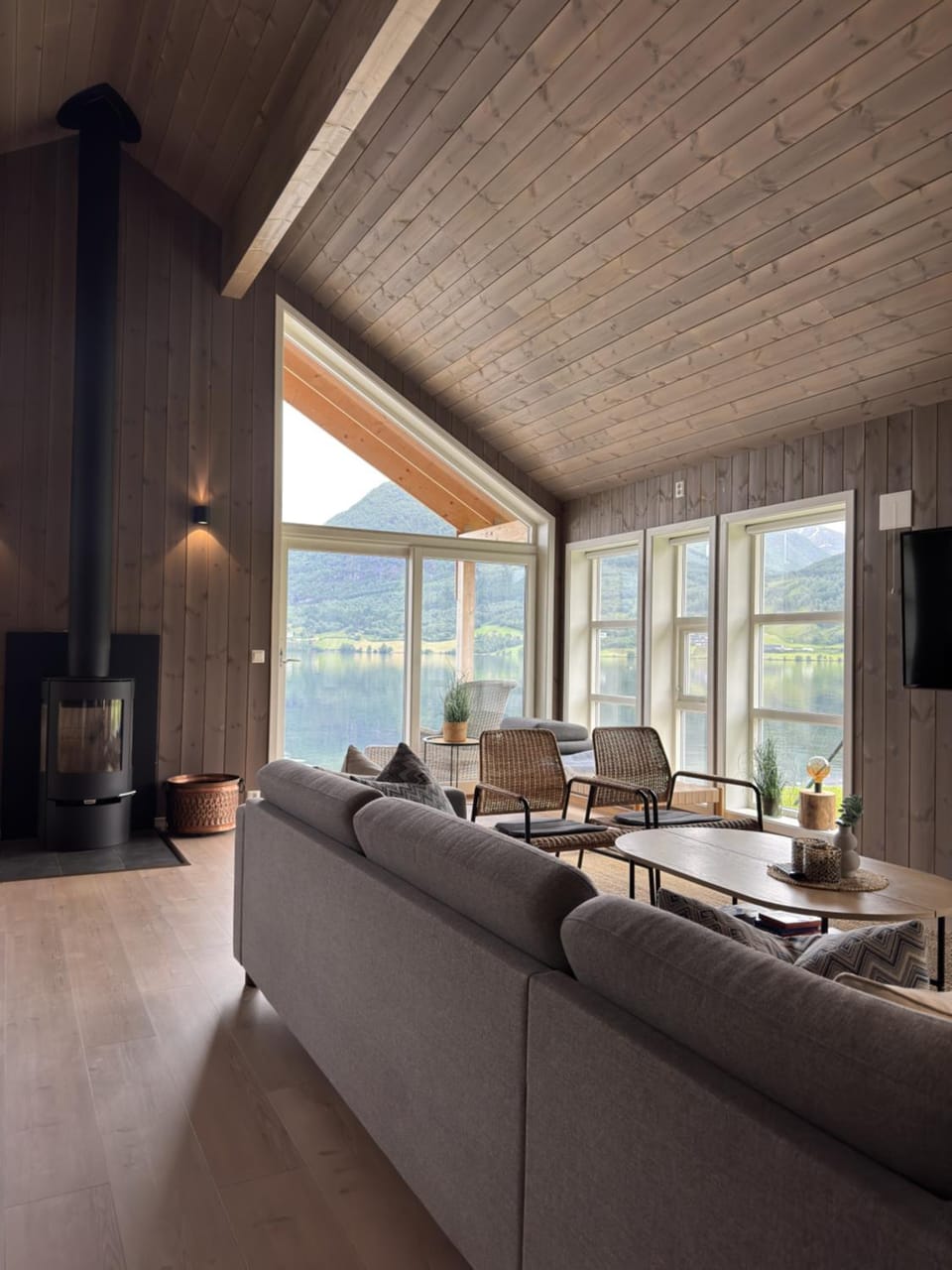 Perfect base in Jølster with stunning views of Lake Jølstravatnet House in Vestland
