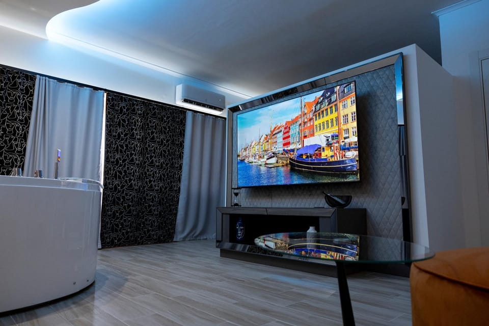 Communal lounge/ TV room, Hot Tub, TV and multimedia, Evening entertainment, fireplace