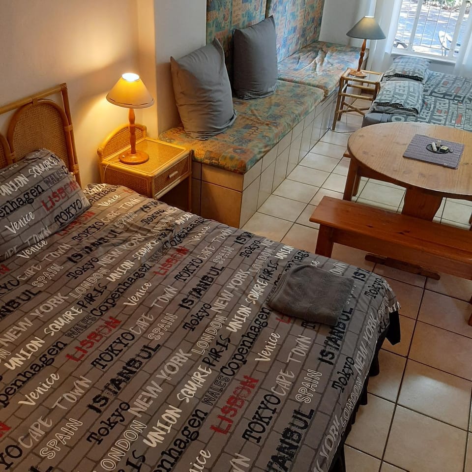 Photo of the whole room, Dining area, Bedroom