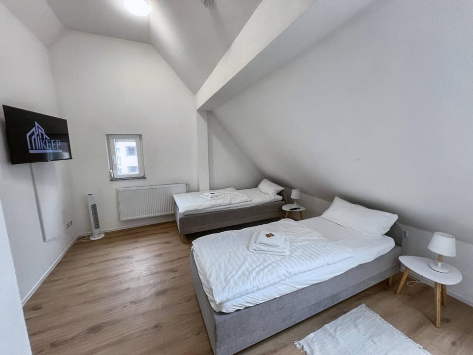 Bed, TV and multimedia, Bedroom, towels