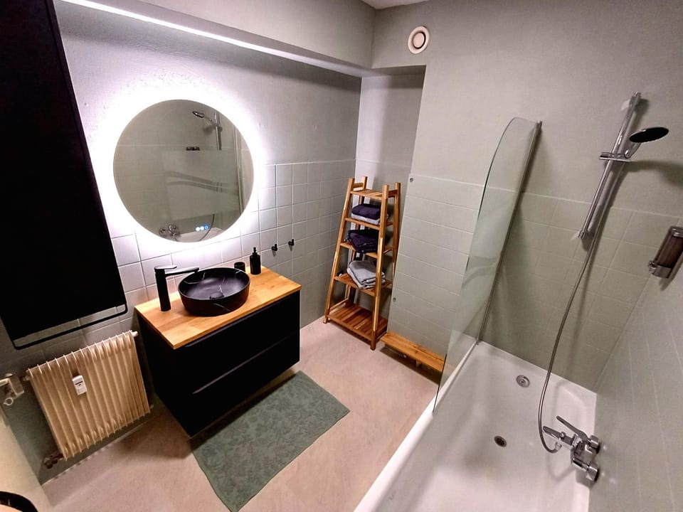Bathroom, Bath, towels