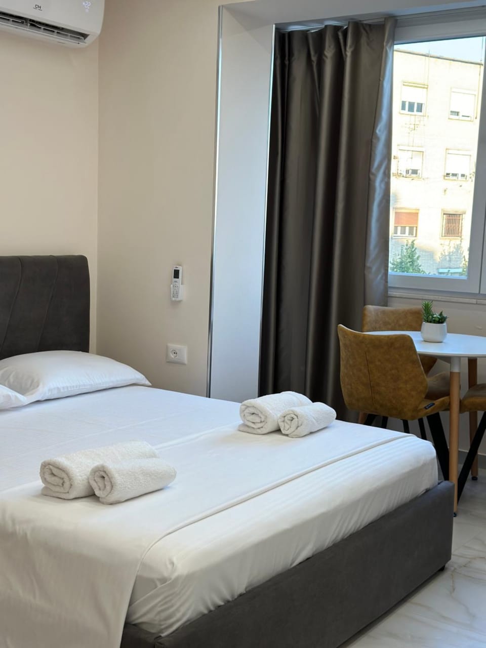 Bed, towels, air conditioner