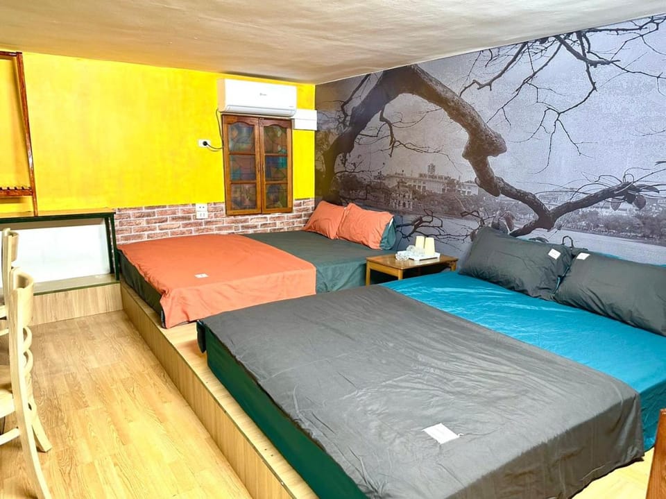 Bed, Photo of the whole room, Seating area, Bedroom