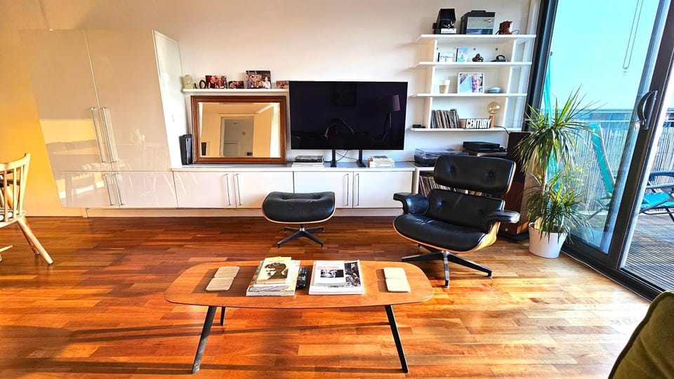 Roof Terrace, 2-bed 2-bath, Stoke Newington Apartment in London Borough of Hackney