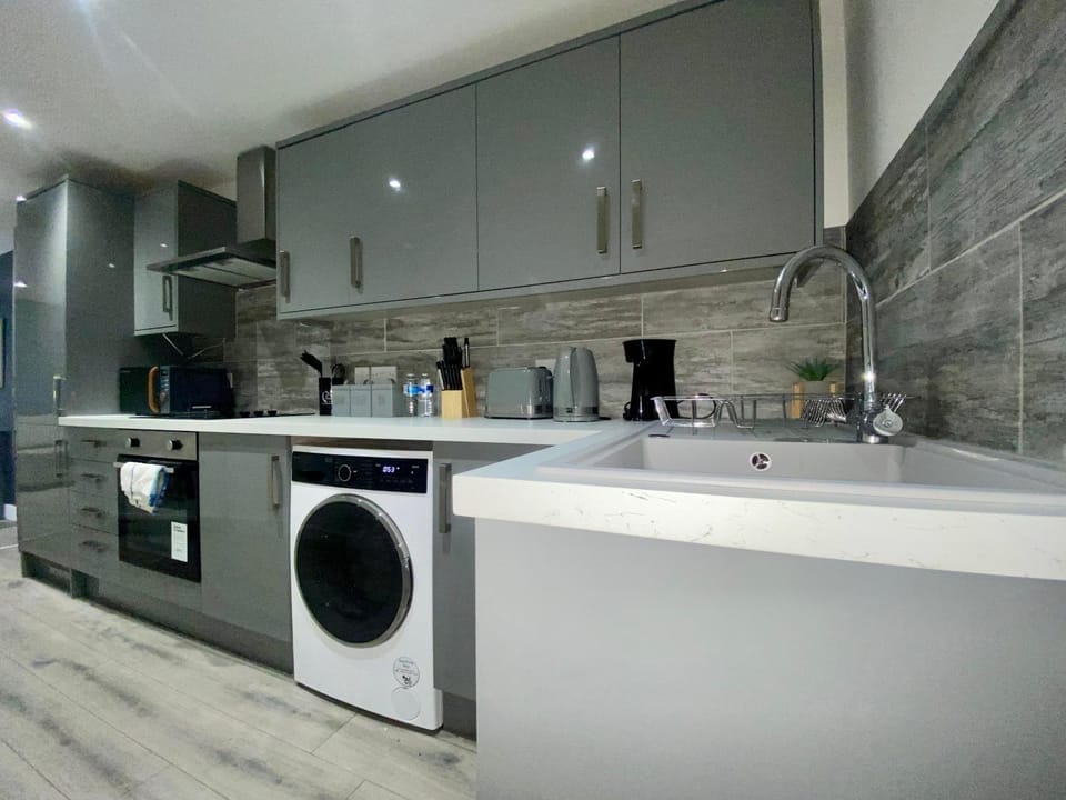 Kitchen or kitchenette, stove, washing machine