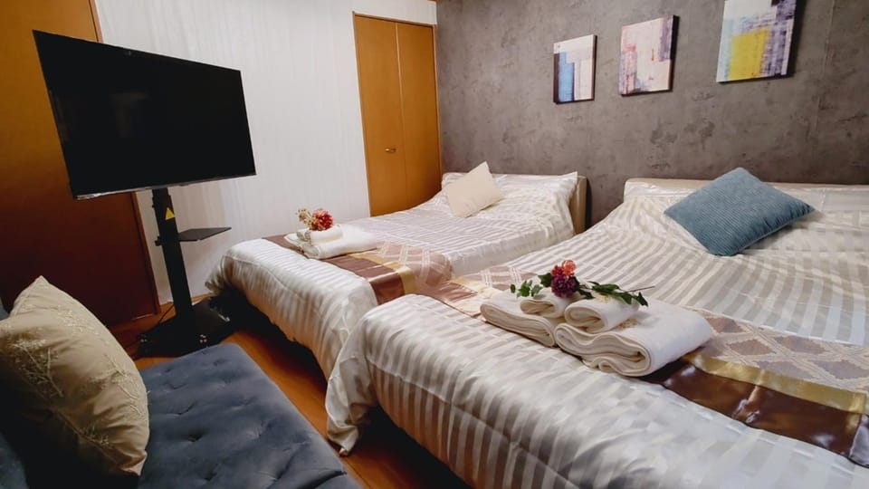 Bed, TV and multimedia, Photo of the whole room, Bedroom, towels