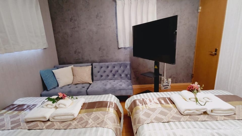 Bed, TV and multimedia, Living room, Photo of the whole room, Seating area, Bedroom, towels