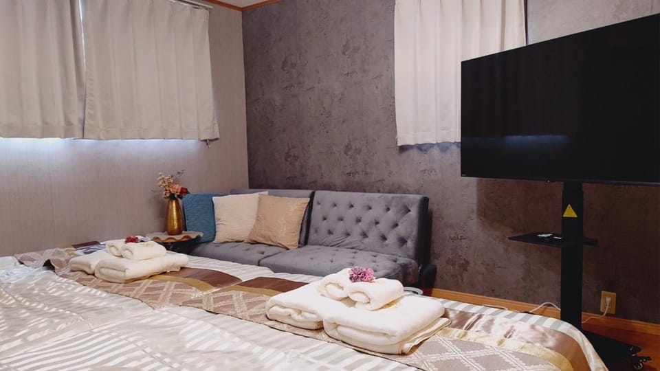 Bed, TV and multimedia, Photo of the whole room, Evening entertainment, Bedroom, towels