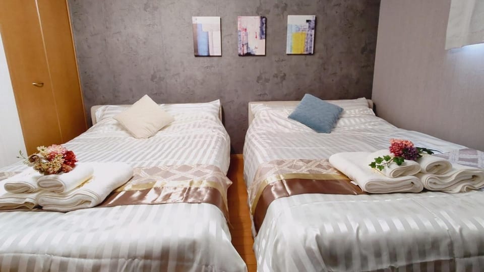 Bed, Photo of the whole room, Bedroom, towels