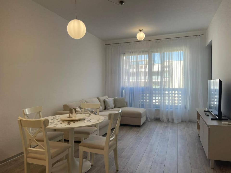 TV and multimedia, Seating area, Dining area