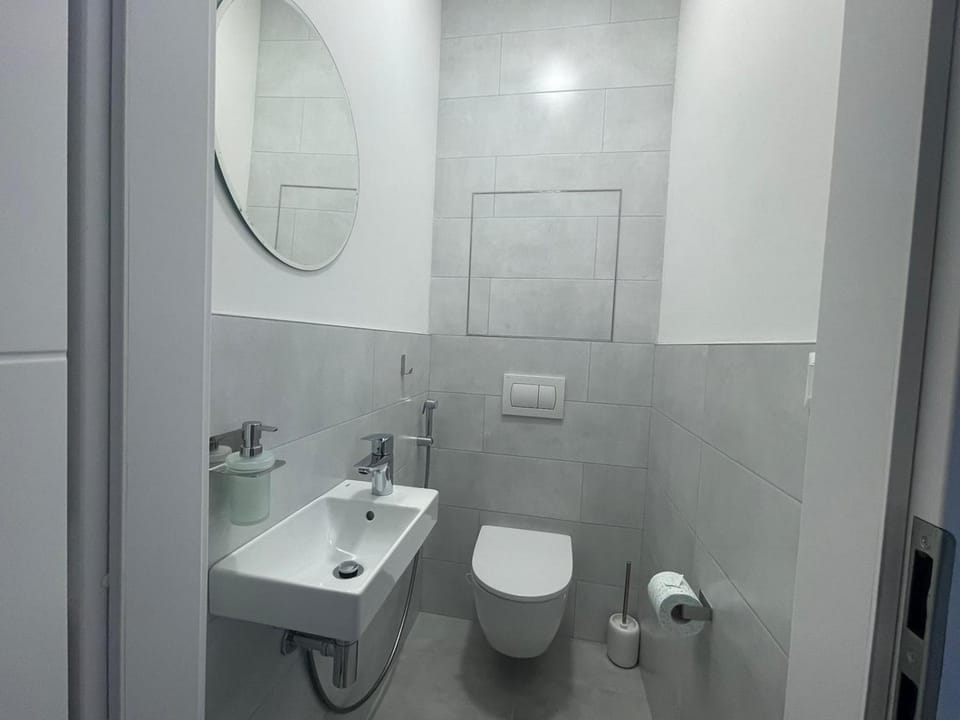 Toilet, bidet