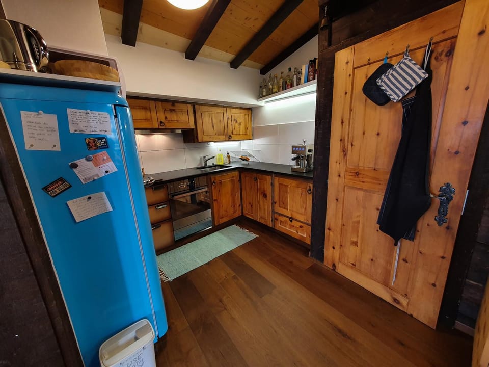 Kitchen or kitchenette, oven, pet friendly, stove