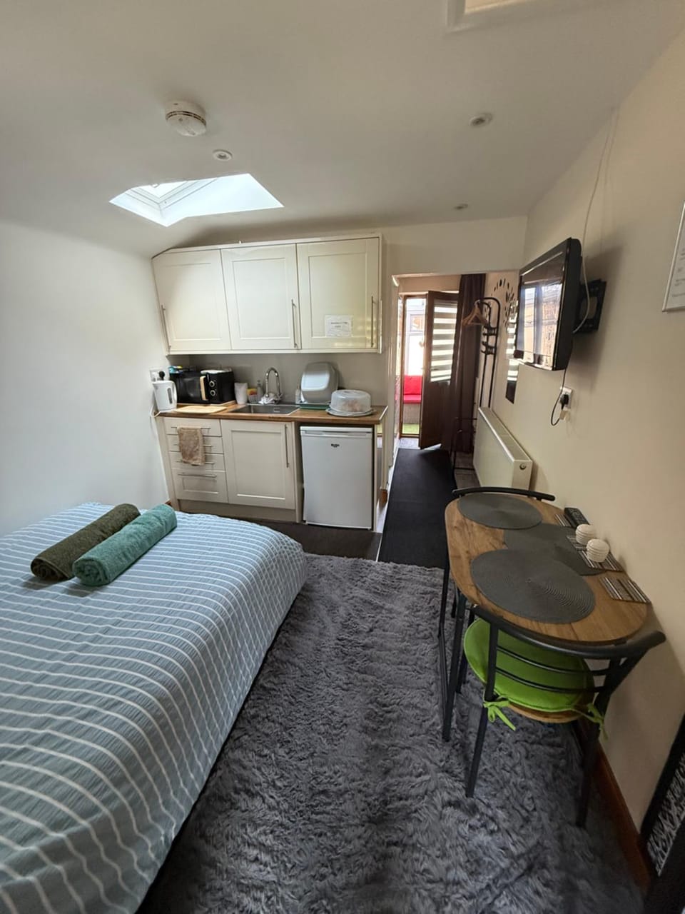 16 BENTLEY ROAD - Uttoxeter, ENTIRE HOLIDAY HOME, COSY ACCOMMODATION launched deform remainder Bed and Breakfast in East Staffordshire District