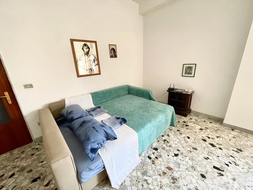 Bed, Living room, Photo of the whole room