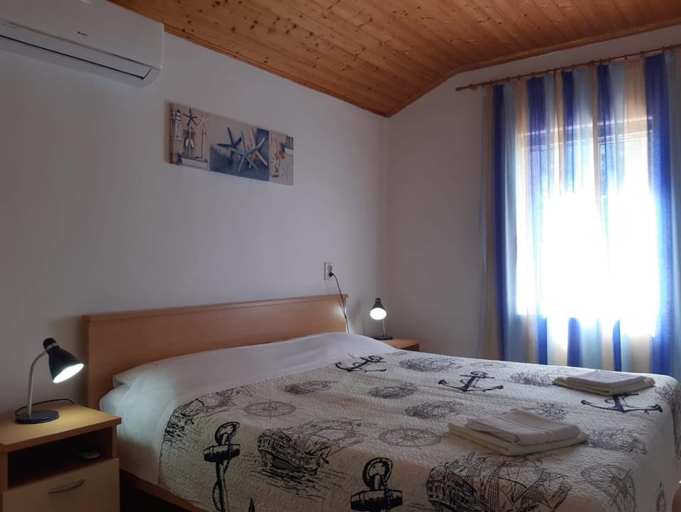 Bed, Bedroom, towels, air conditioner