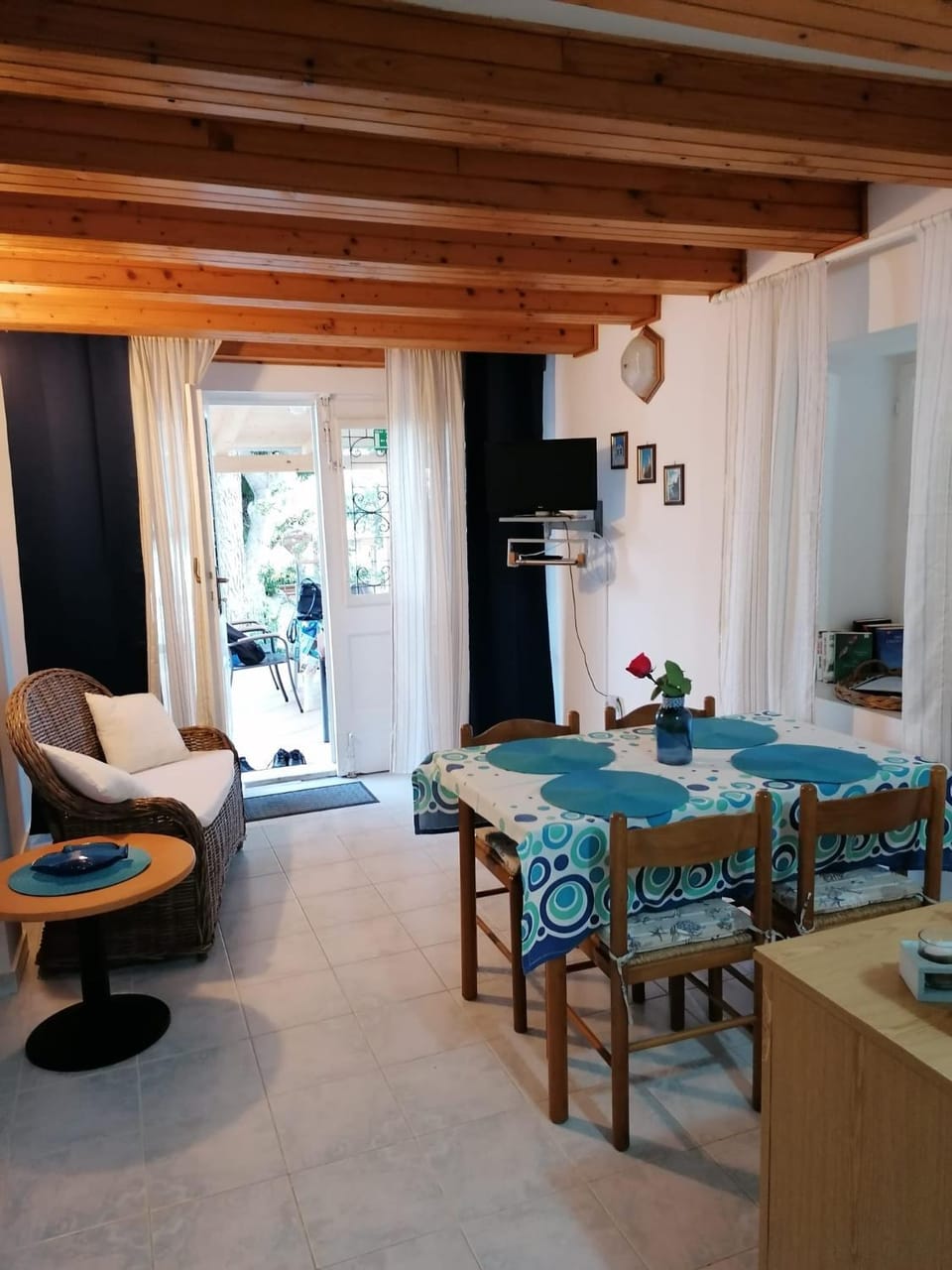 TV and multimedia, Kitchen or kitchenette, Living room, Seating area, Dining area