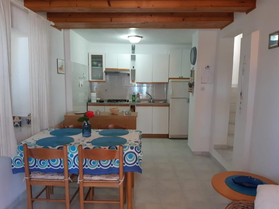 Kitchen or kitchenette, Dining area, pet friendly, stove