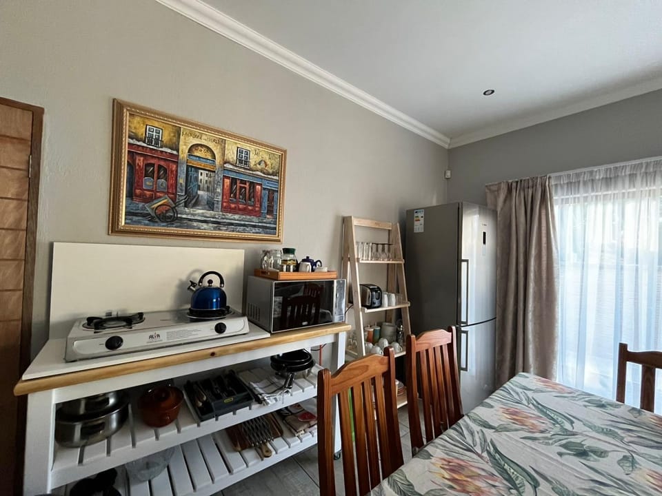 Coffee/tea facilities, Kitchen or kitchenette, Dining area, pet friendly, stove, toaster