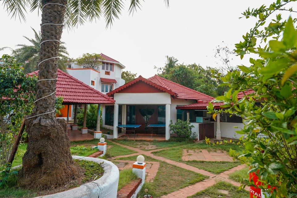 Property building, Natural landscape, Garden, Dining area, Garden view
