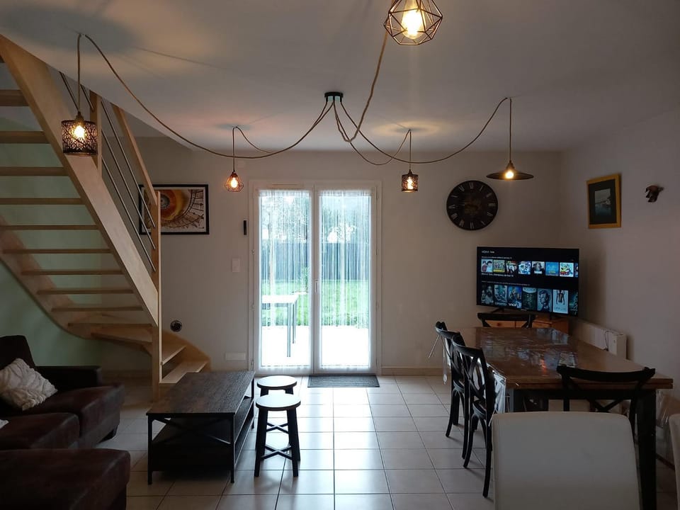 TV and multimedia, Living room, Seating area, Dining area