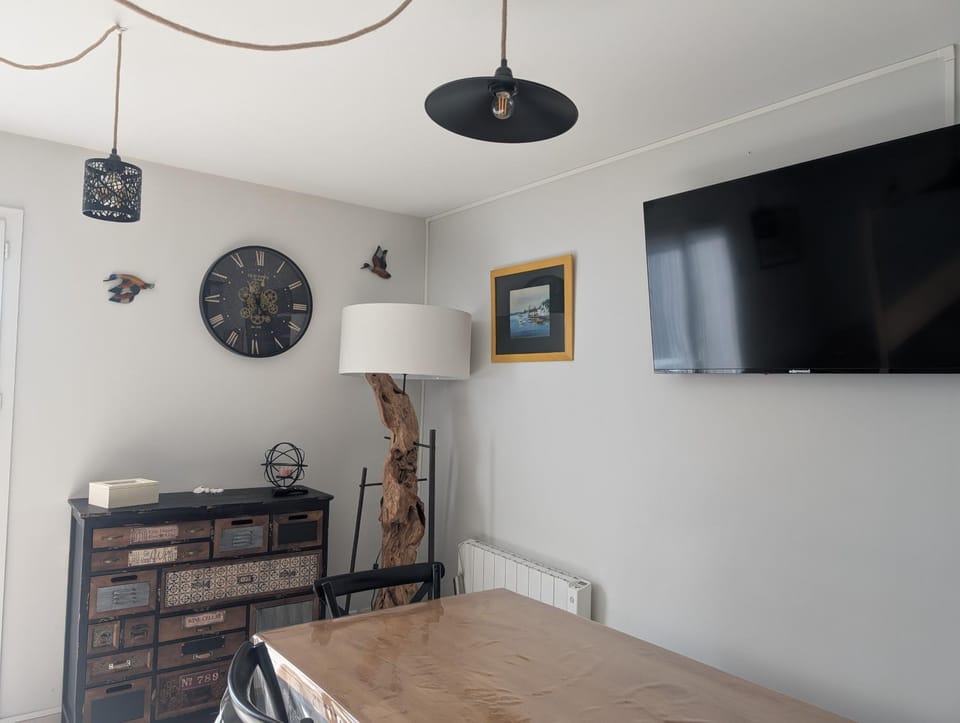 Communal lounge/ TV room, TV and multimedia, Dining area