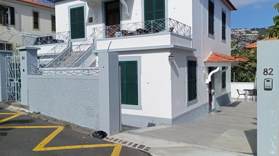 Bus Stop House 82 Apartment in Funchal