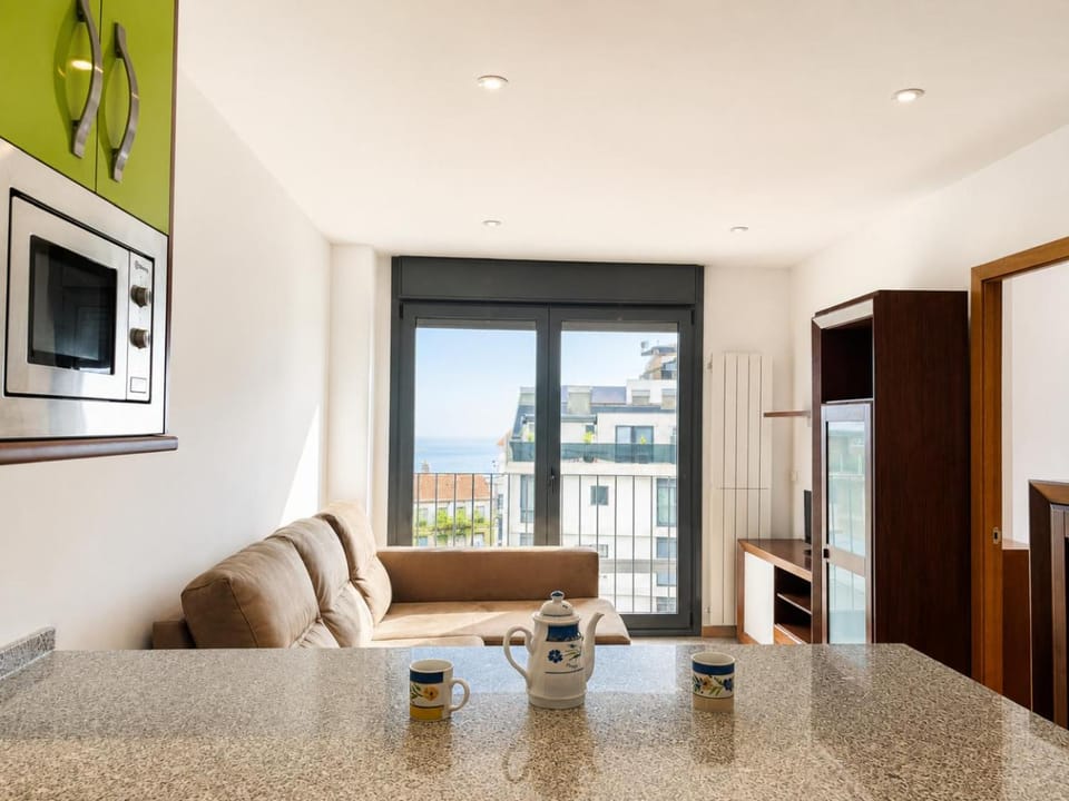 TV and multimedia, Kitchen or kitchenette, Living room, Seating area, Dining area