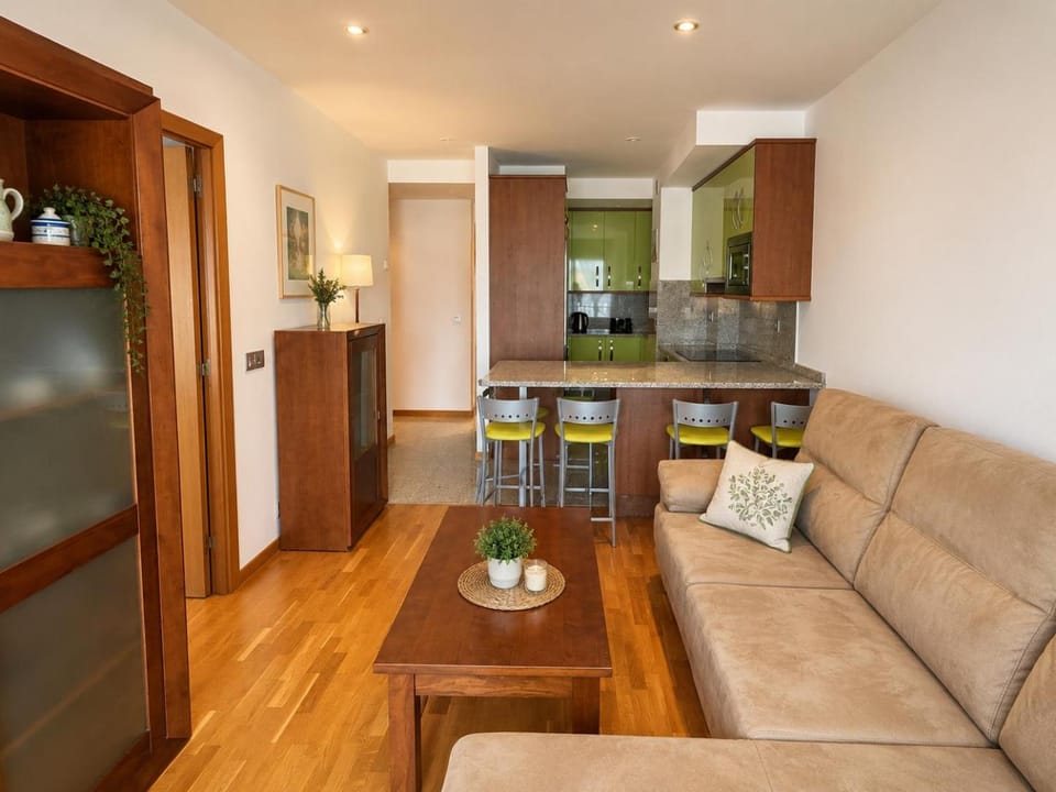 Kitchen or kitchenette, Living room, Seating area, Dining area, oven, stove