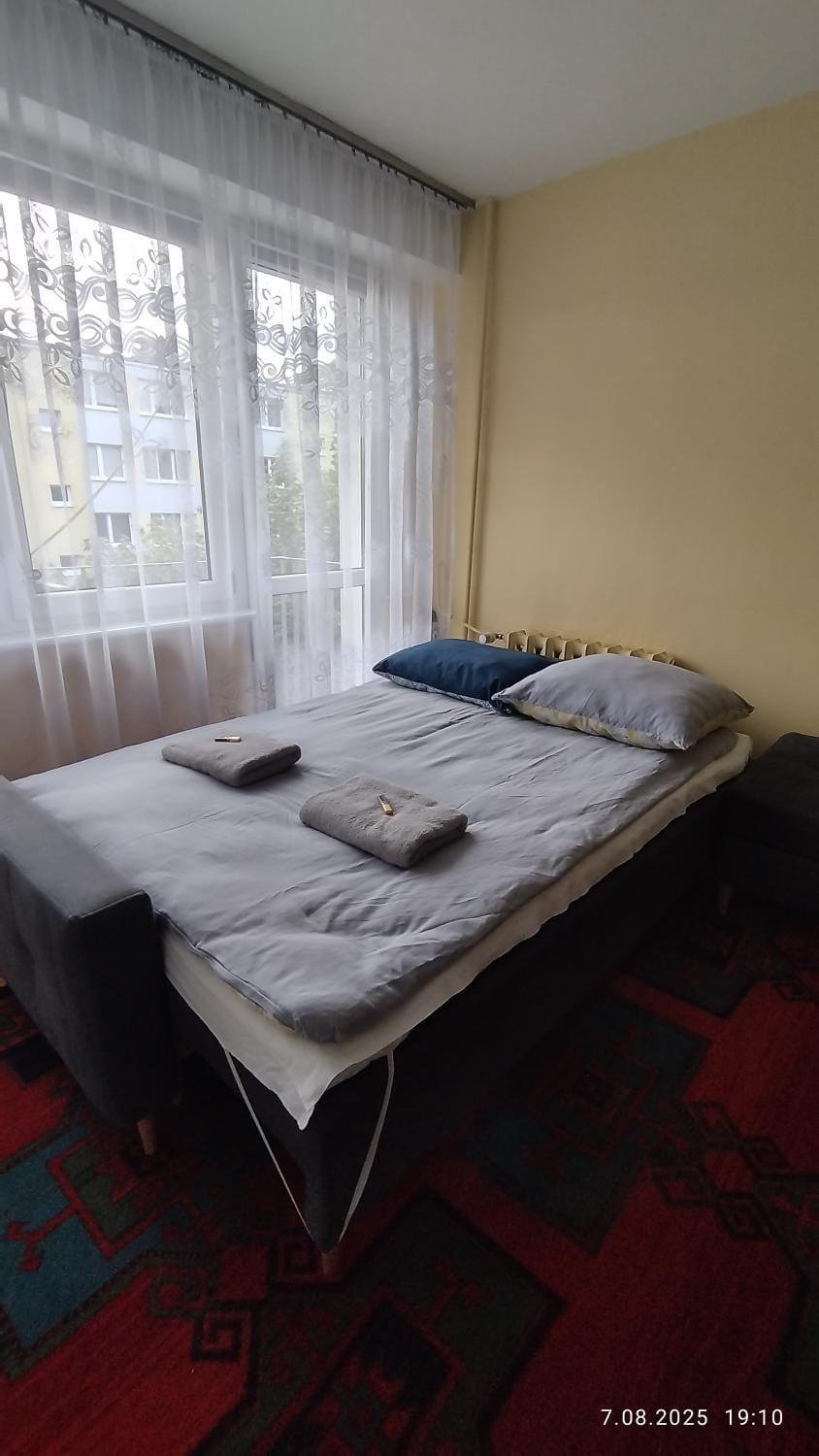 Bed, towels