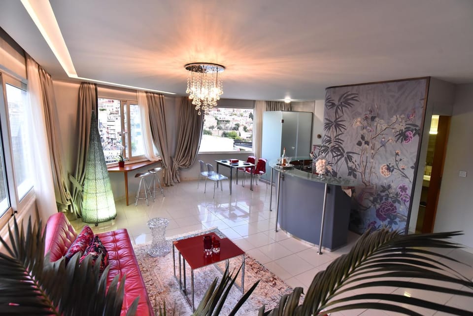 Kitchen or kitchenette, Living room, Seating area, Dining area
