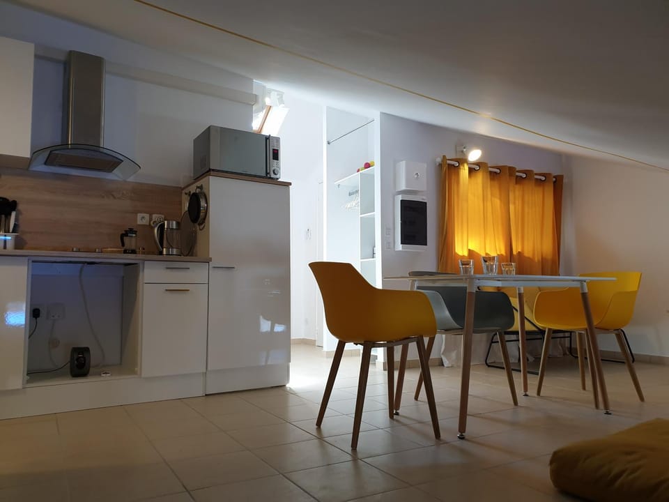 Kitchen or kitchenette, Living room
