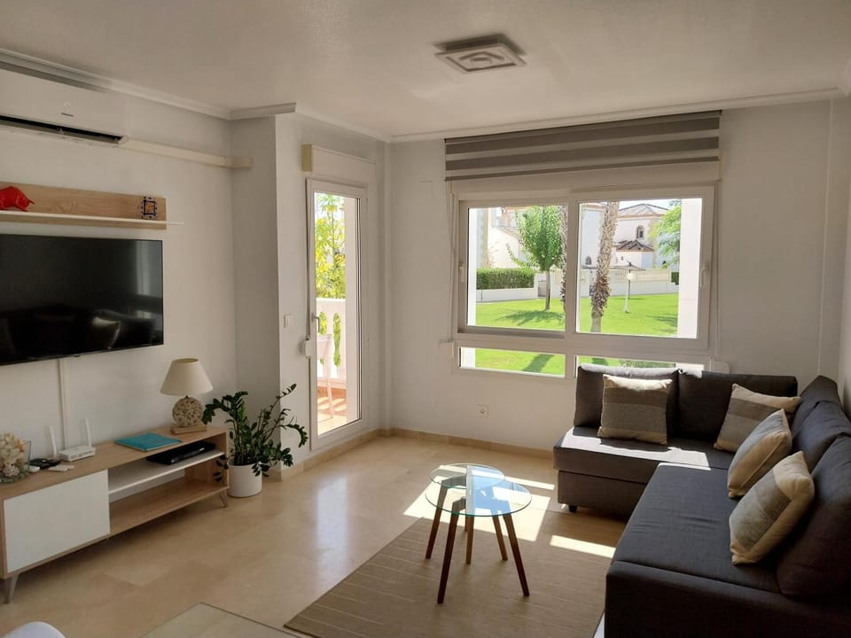 Communal lounge/ TV room, TV and multimedia, Living room, Seating area