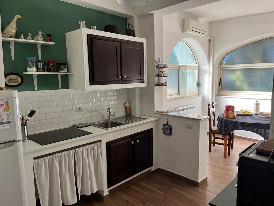 Kitchen or kitchenette, Dining area, oven, stove