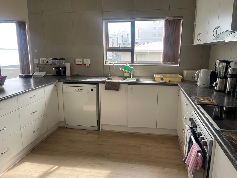 Coffee/tea facilities, Kitchen or kitchenette, dishwasher, stove, toaster