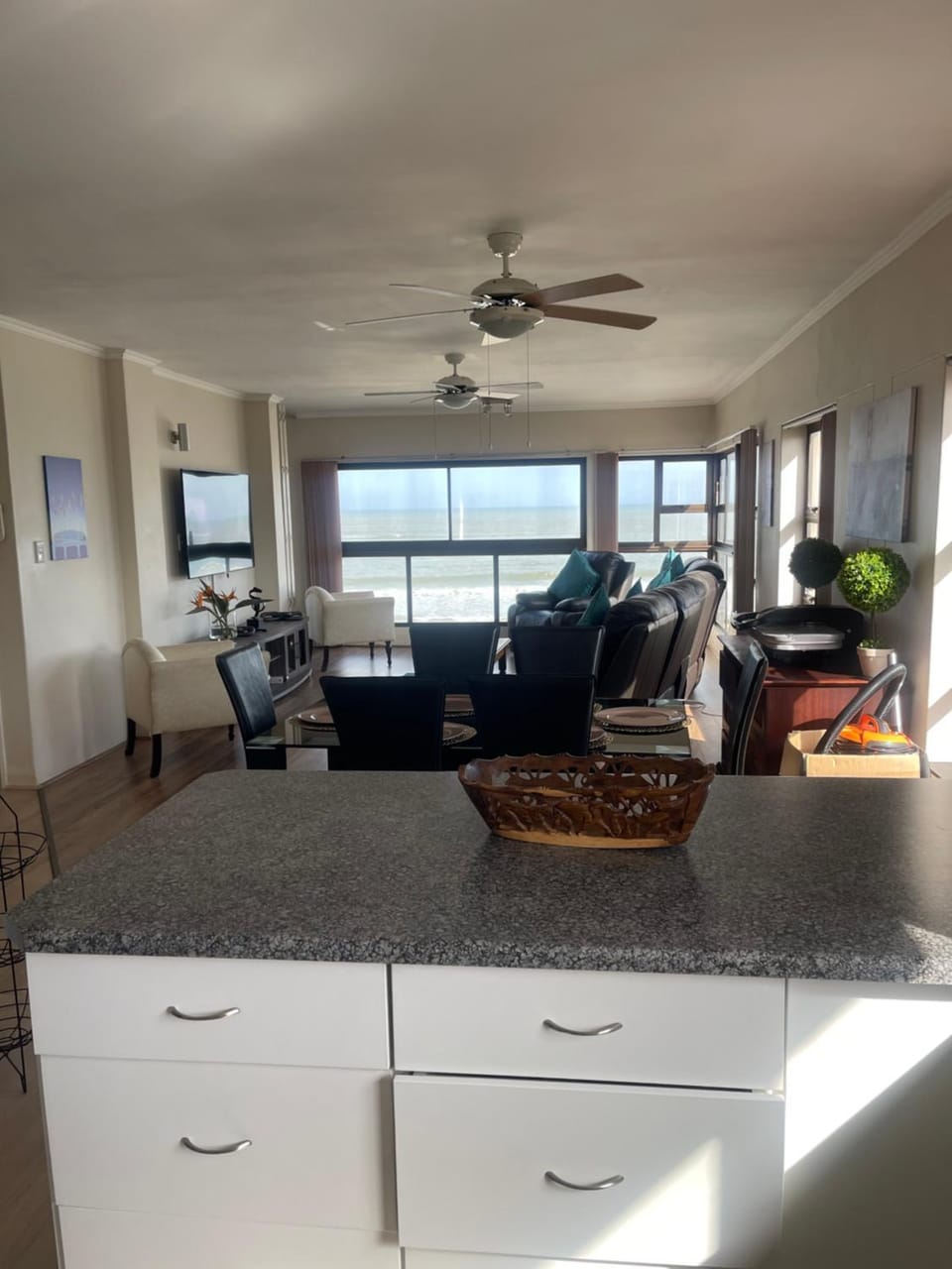 Kitchen or kitchenette, Living room, Seating area, Dining area