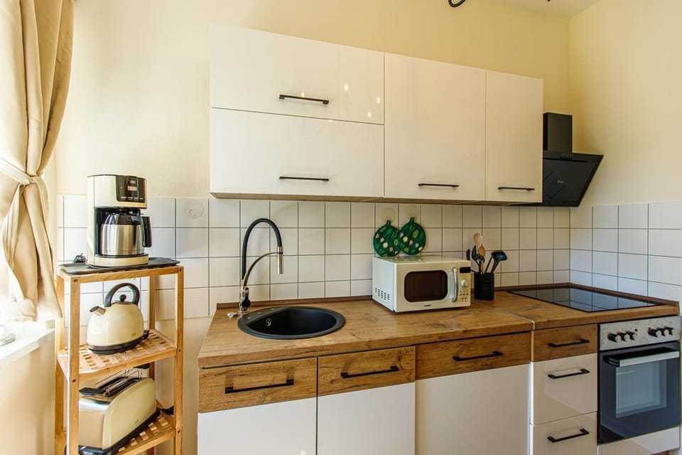 Coffee/tea facilities, Kitchen or kitchenette, dishwasher, microwave, oven, stove, toaster, kitchen