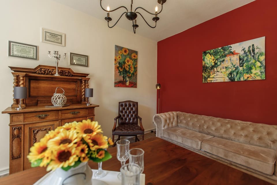 Living room, Decorative detail, Seating area
