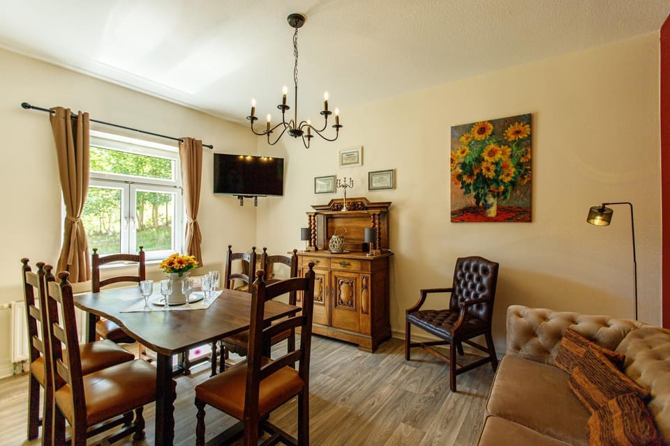 Communal lounge/ TV room, TV and multimedia, Living room, Seating area, Dining area, Evening entertainment