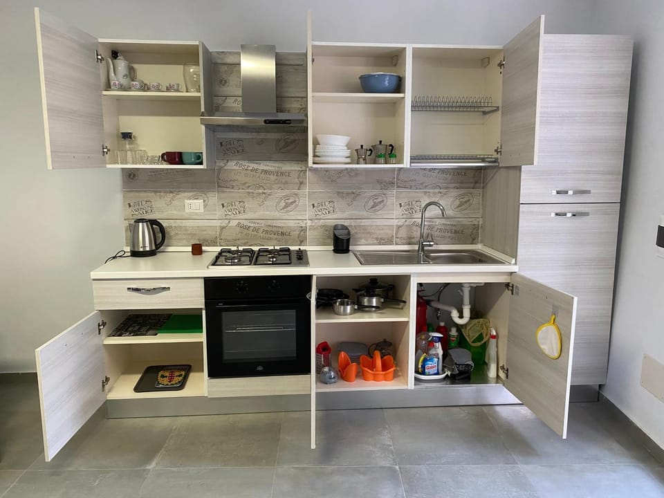 Coffee/tea facilities, Kitchen or kitchenette, stove