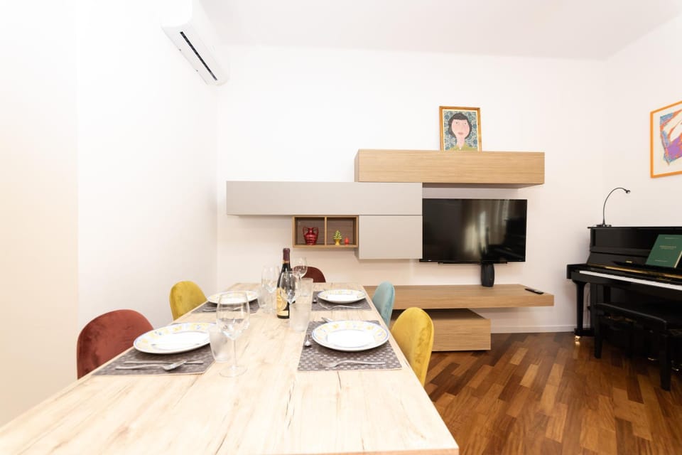 TV and multimedia, Living room, Seating area, Dining area