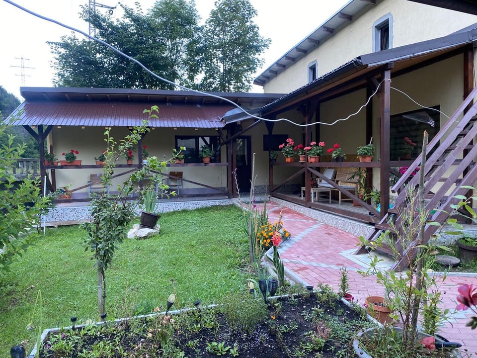 Casa La Poalele Muntelui House in Sinaia