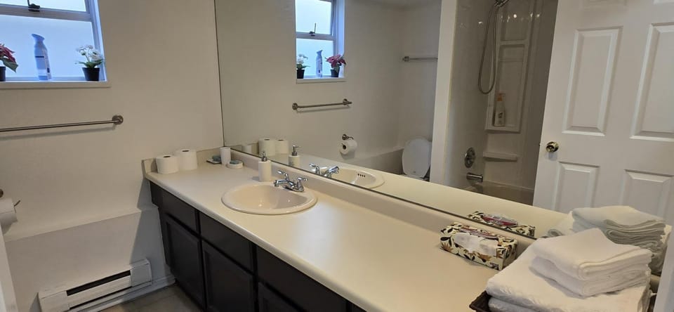Bright 2 BR, Great Location Apartment in West Vancouver