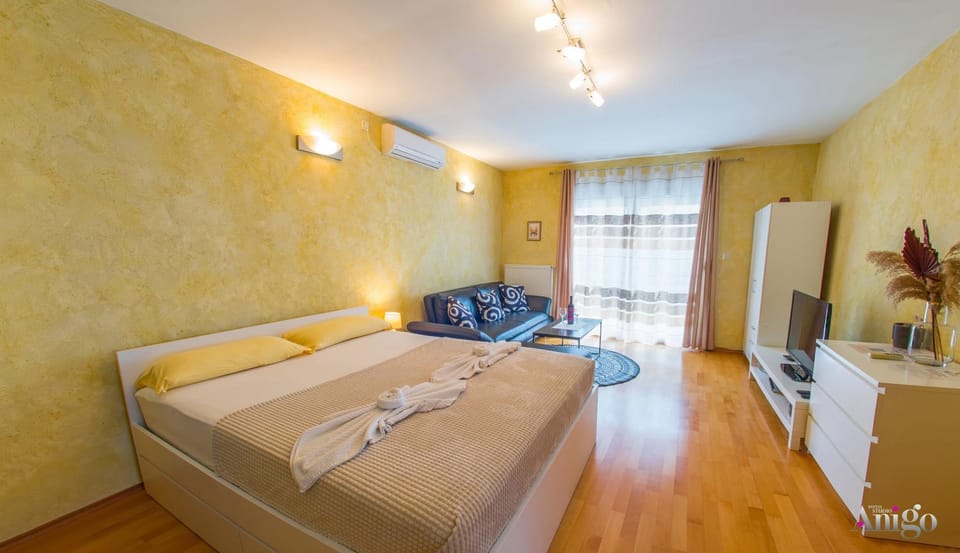 Bed, TV and multimedia, Seating area