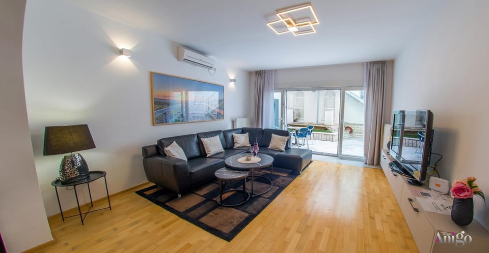 TV and multimedia, Living room, Seating area, air conditioner
