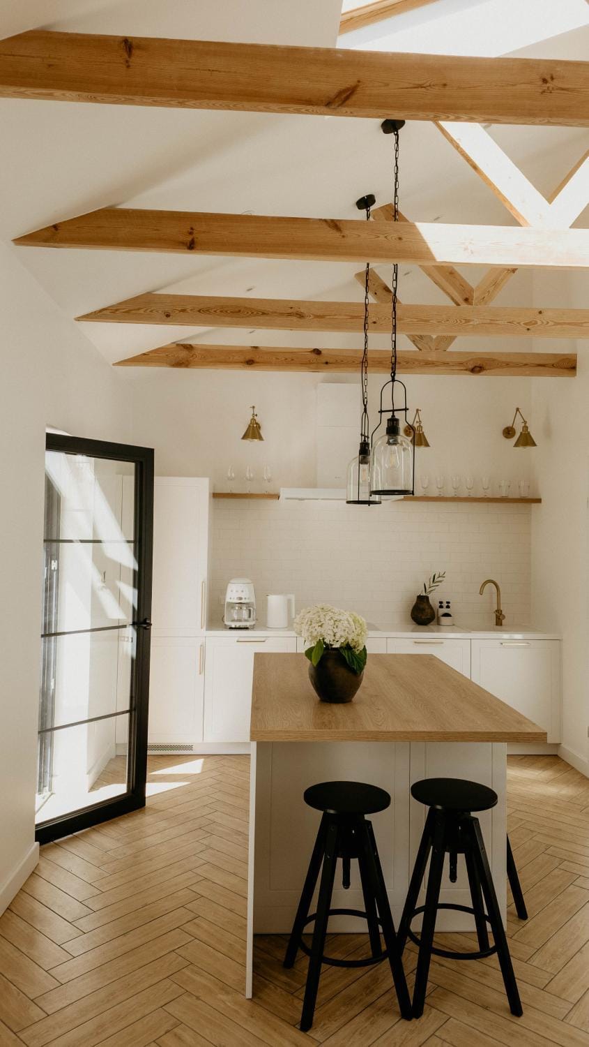 Kitchen or kitchenette, Dining area