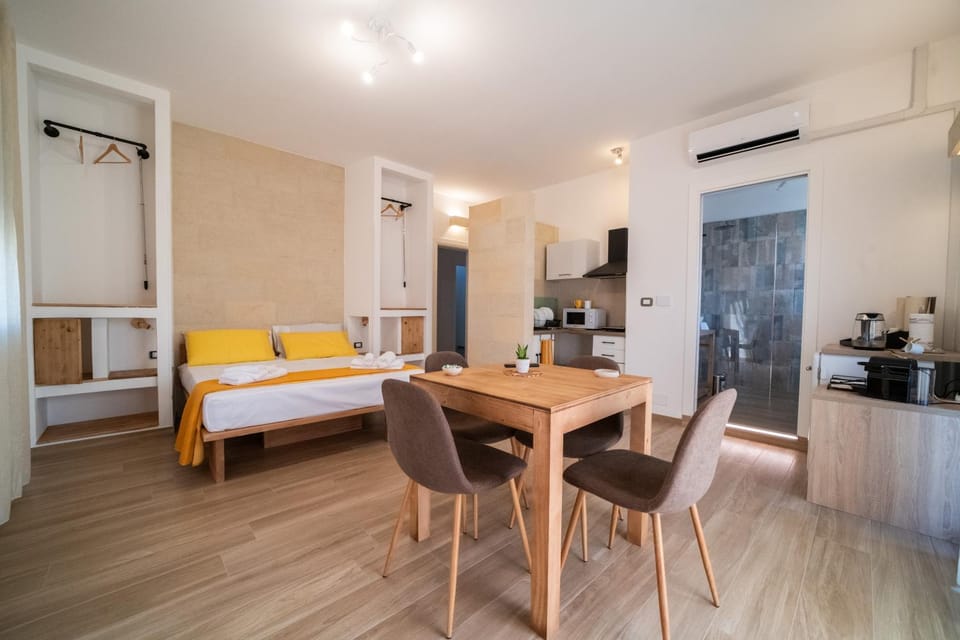 Bed, TV and multimedia, Kitchen or kitchenette, Living room, Photo of the whole room, Seating area, Dining area, Bedroom, minibar, air conditioner