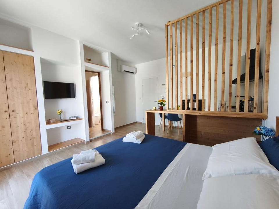 Bed, TV and multimedia, Photo of the whole room, Bedroom, towels, wardrobe, air conditioner
