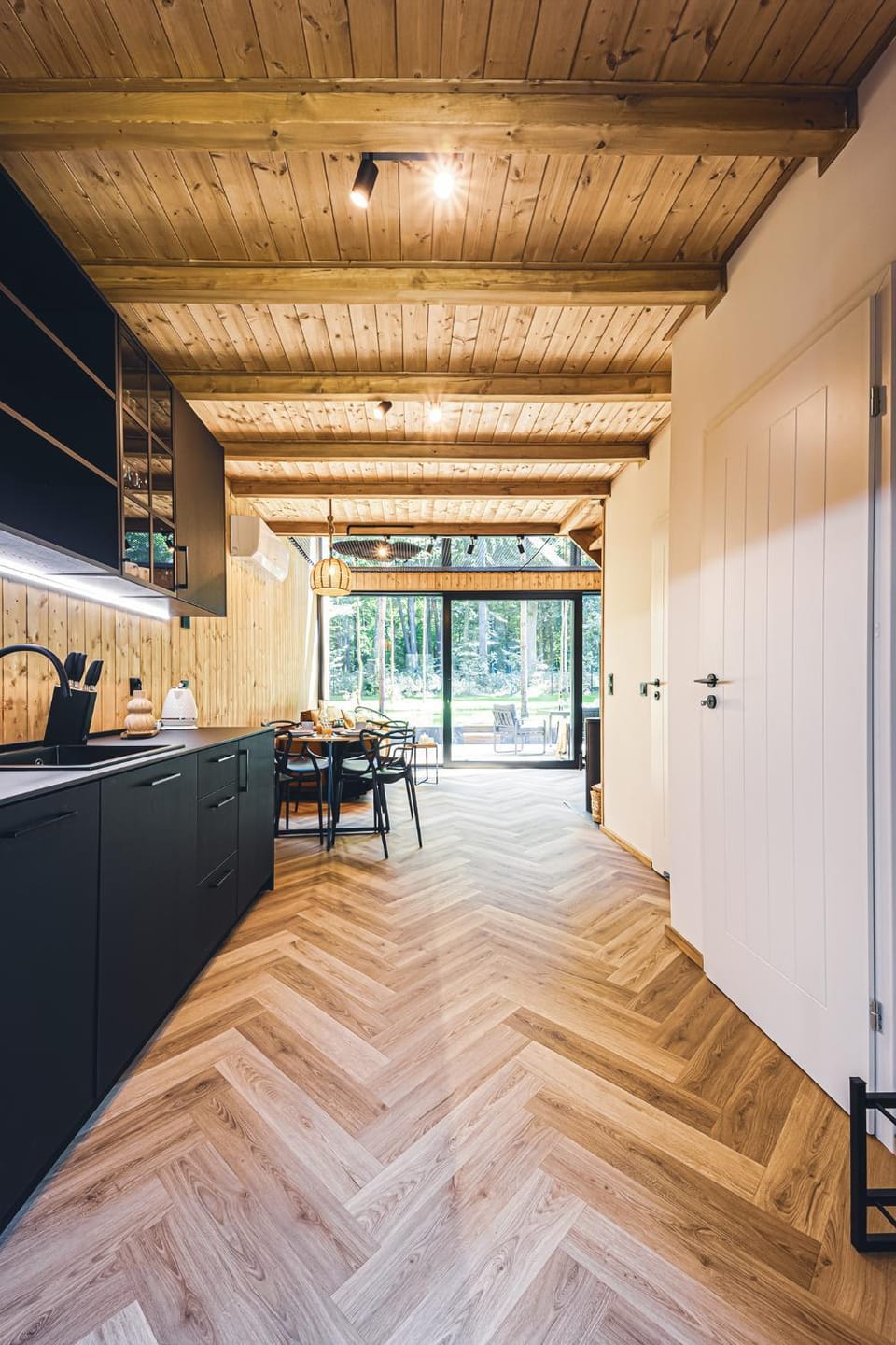 Kitchen or kitchenette, Dining area