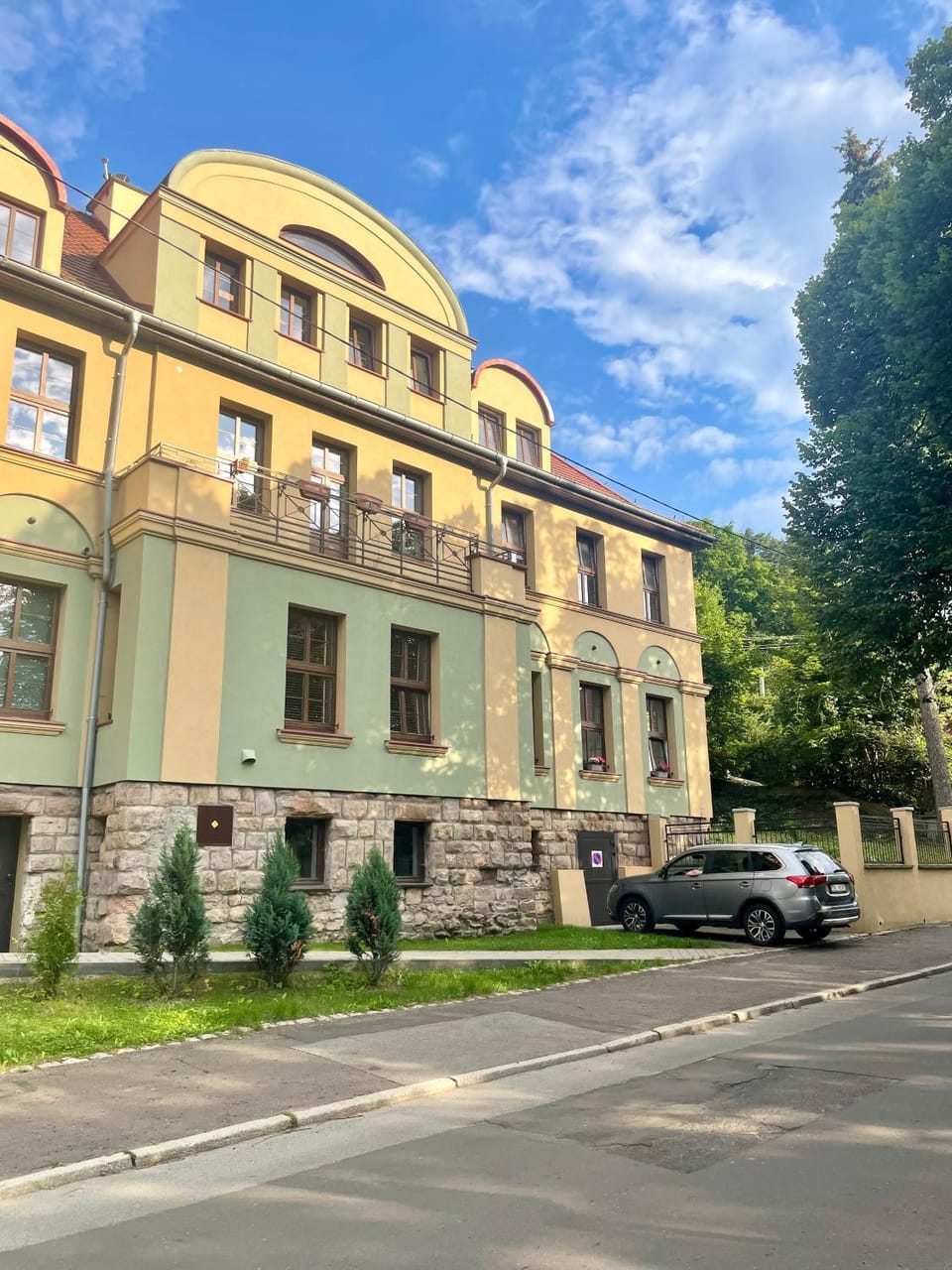 Property building, Day, Neighbourhood, Street view